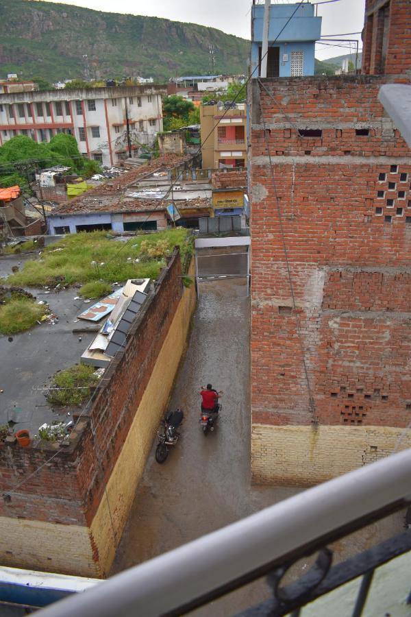 Hotel Diamond Plaza ราจกี ภายนอก รูปภาพ